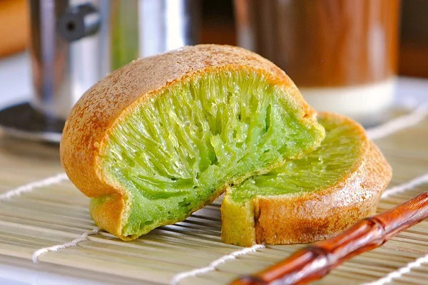 Bánh bò nướng lá dứa